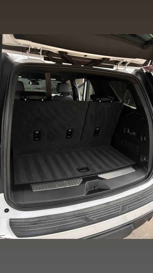 Vehicle trunk